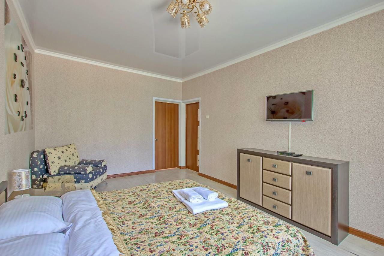 Cozy apartment on Rozybakiev 145. Atakent Almati Kültér fotó
