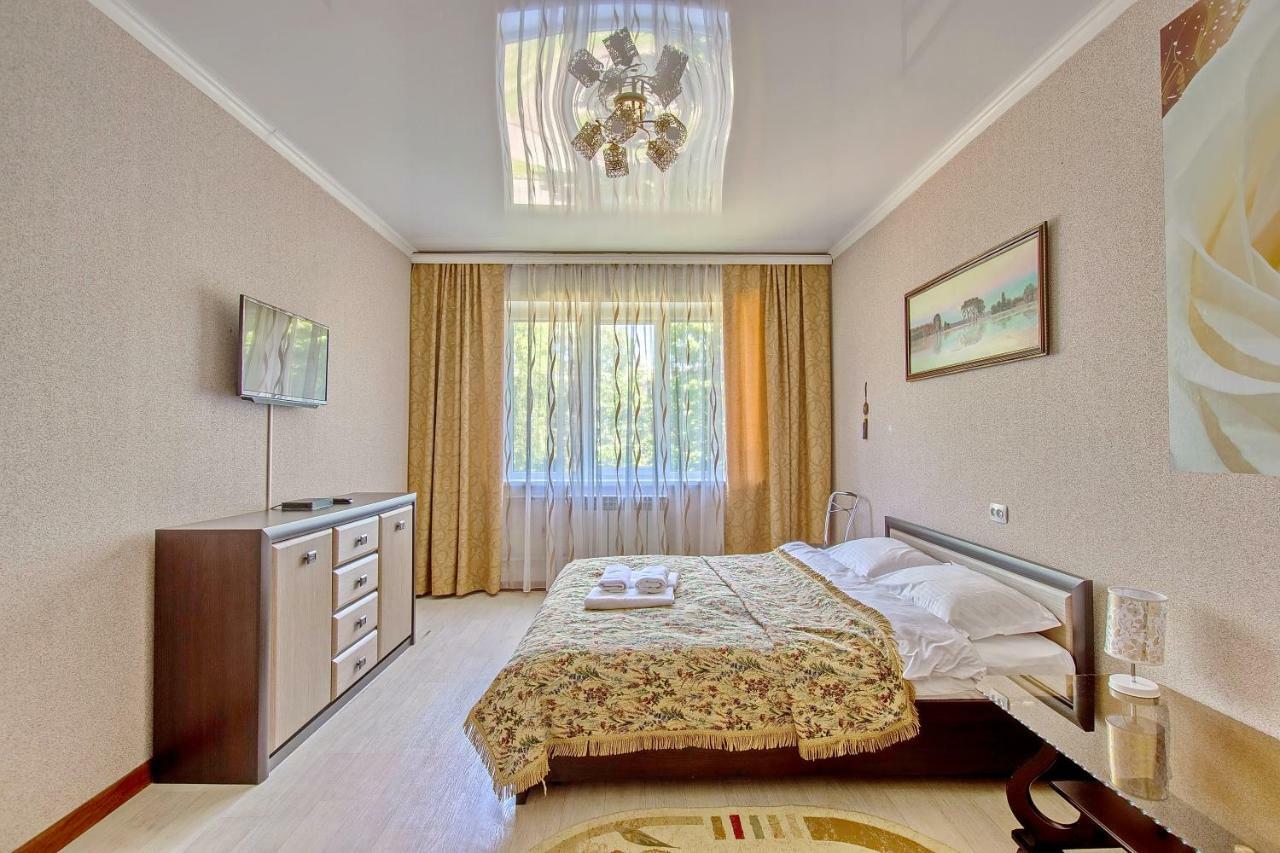 Cozy apartment on Rozybakiev 145. Atakent Almati Kültér fotó