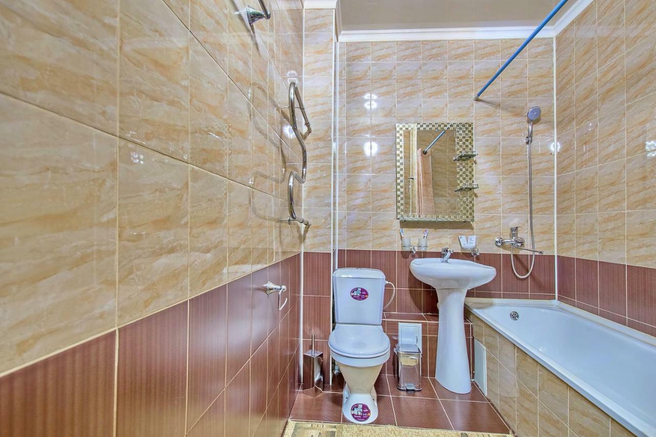 Cozy apartment on Rozybakiev 145. Atakent Almati Kültér fotó
