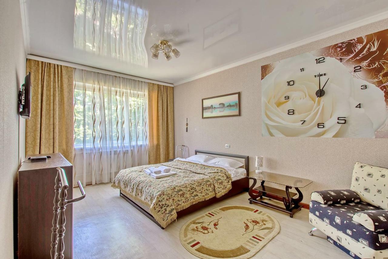 Cozy apartment on Rozybakiev 145. Atakent Almati Kültér fotó